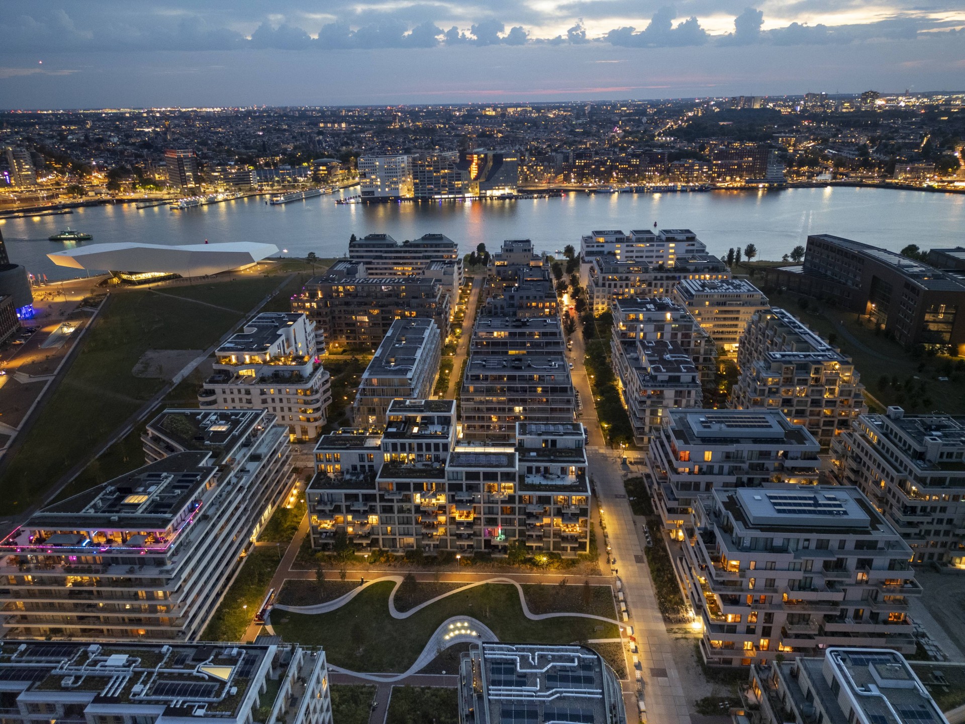 Avondluchtfoto van Overhoeks aan het IJ met het Buurtplein en de natuurstenen lijn