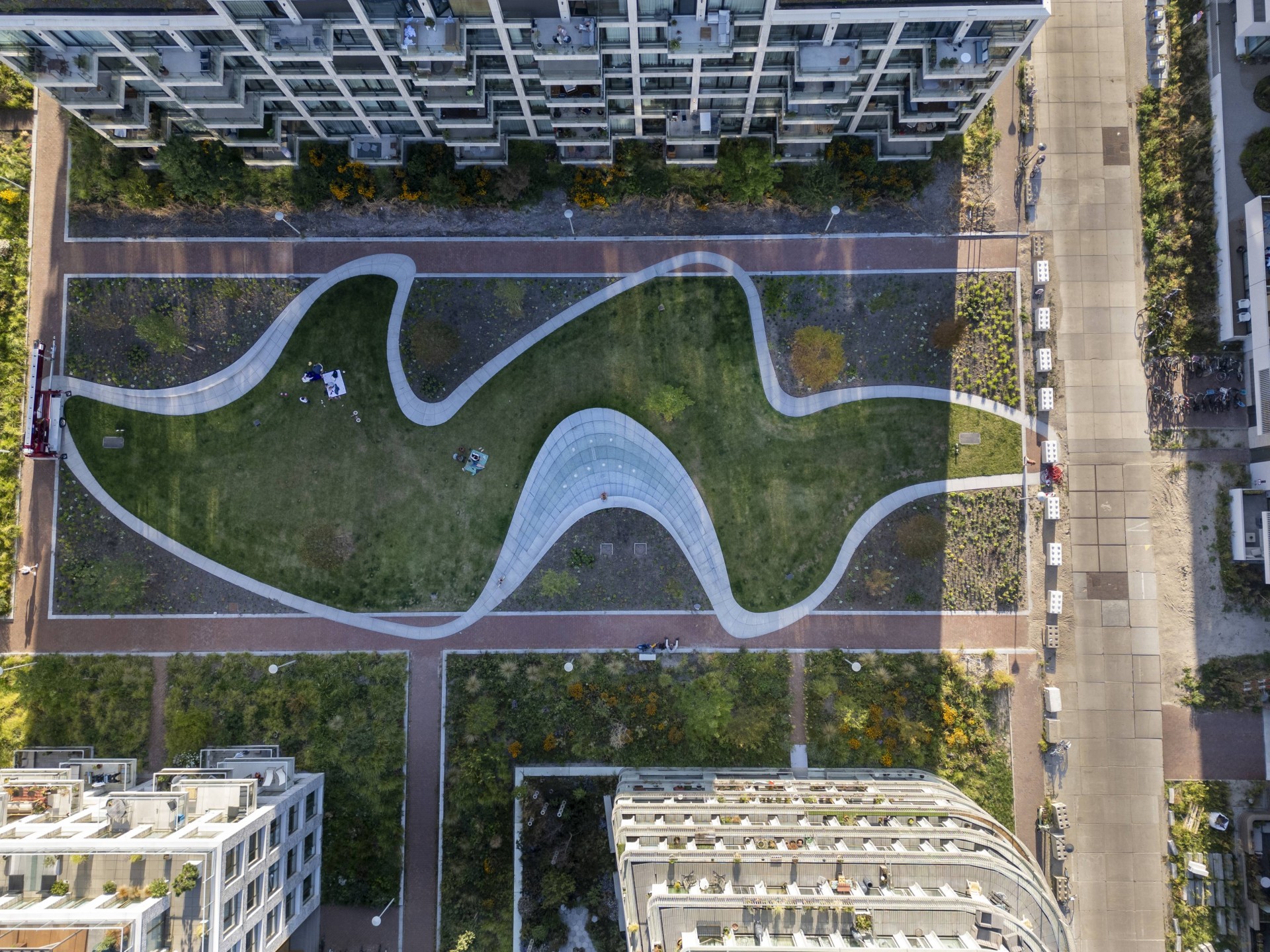 Bovenaanzicht van de natuurstenen slinger op het Buurtplein in Overhoeks