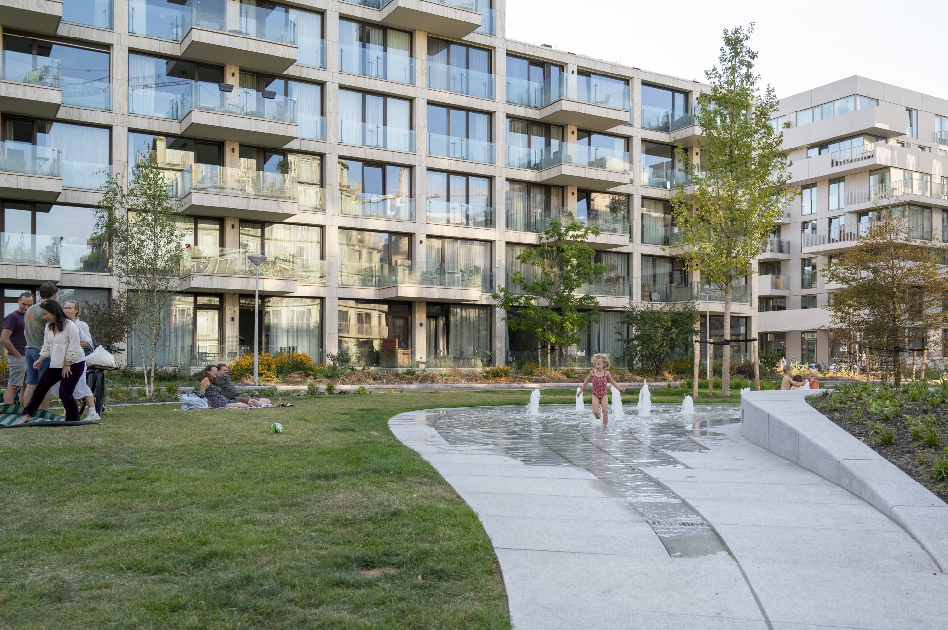 Buurtplein Overhoeks Amsterdam park slinger bewoners natuursteen fontein fonteinen maatwerk banden zitbanden 420 Het park met de natuurstenen slinger en de fontein, met bewoners van Overhoeks