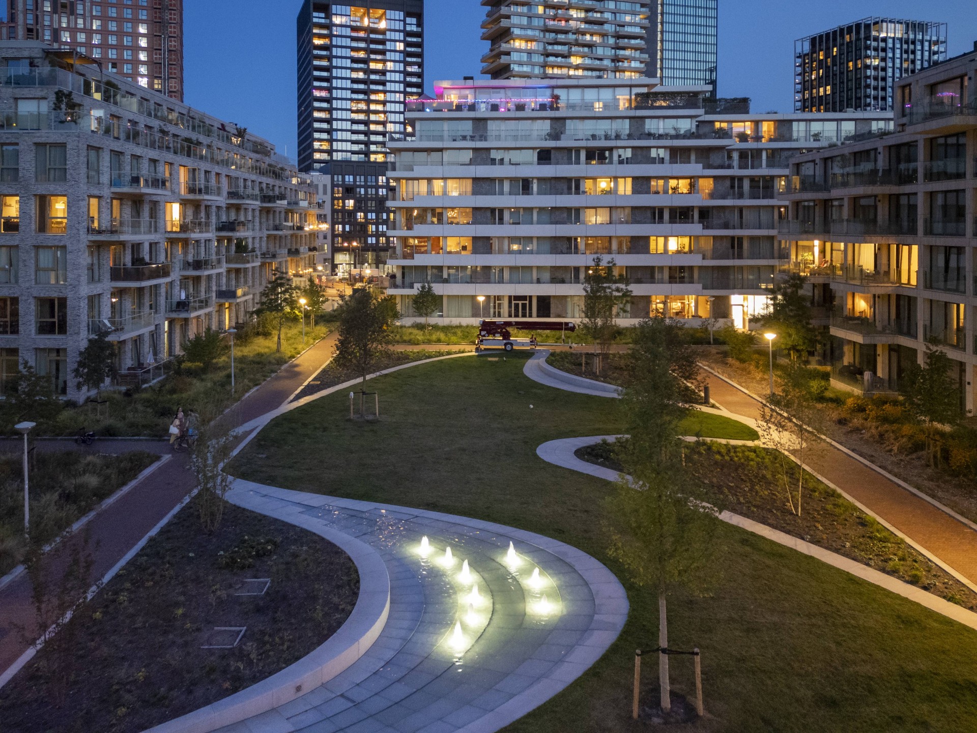 Buurtplein Overhoeks Amsterdam schemering verlichte lijn natuursteen fontein fonteinen maatwerk banden zitbanden 402 Het Buurtplein in Overhoeks bij schemering met de verlichte natuurstenen lijn en fontein