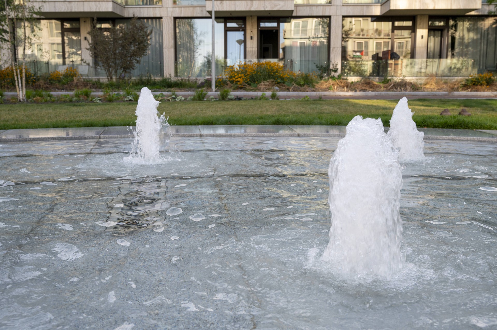 Spuiters met schuimkoppen in de fontein op het Buurtplein in Overhoeks