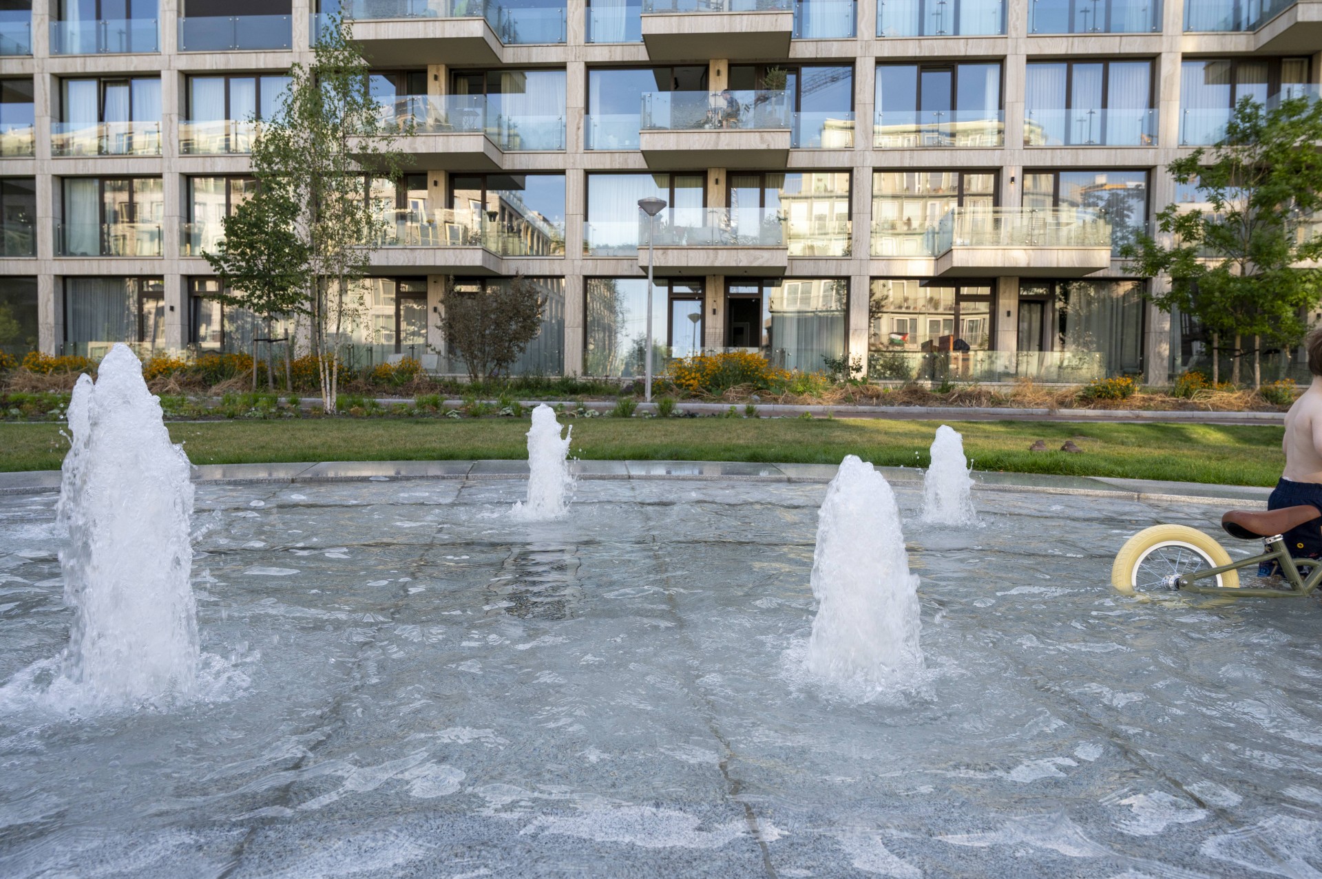 Fonteinspuiters met de woongebouwen van Overhoeks op de achtergrond