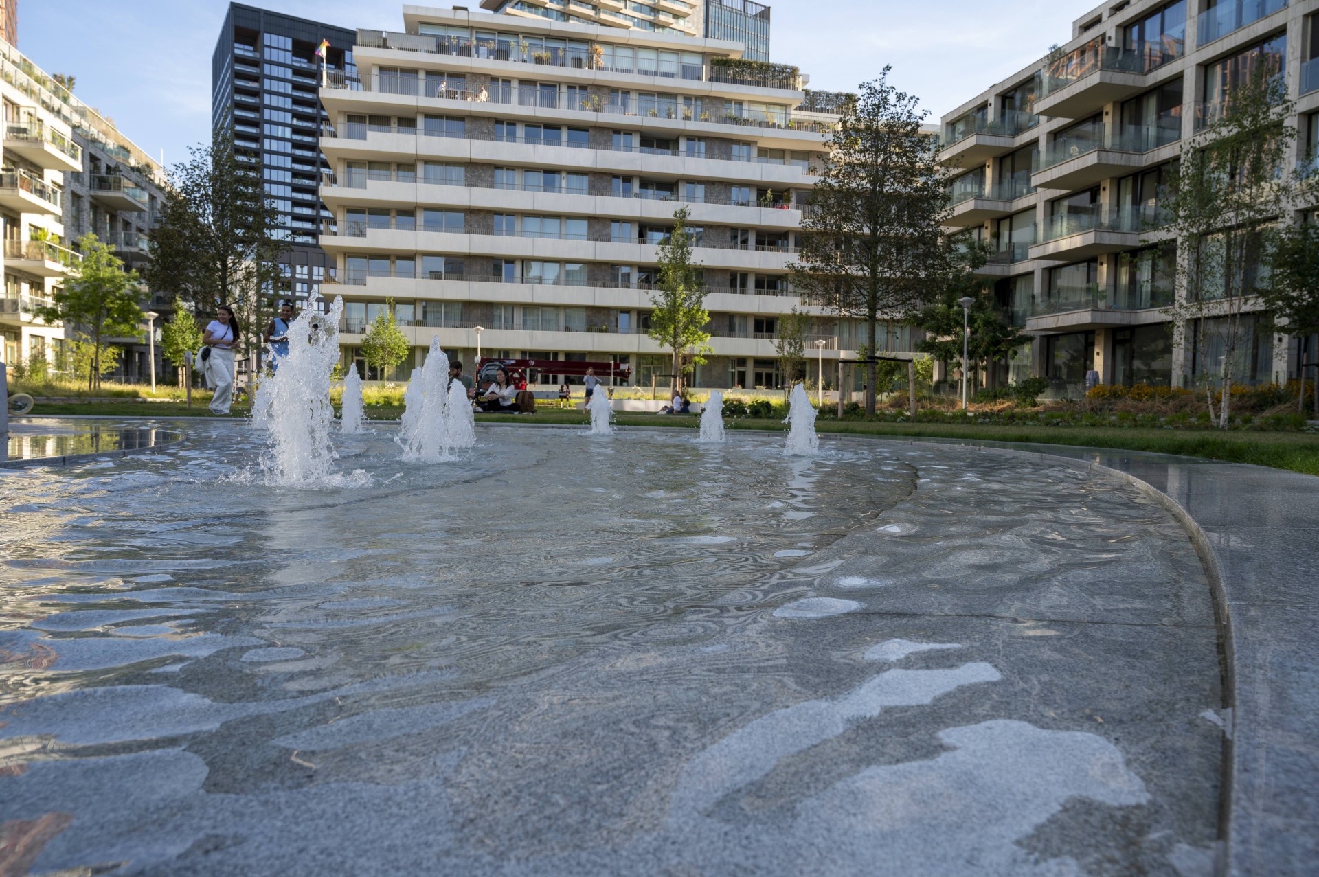Spuiters van de fontein voor de woongebouwen van Overhoeks