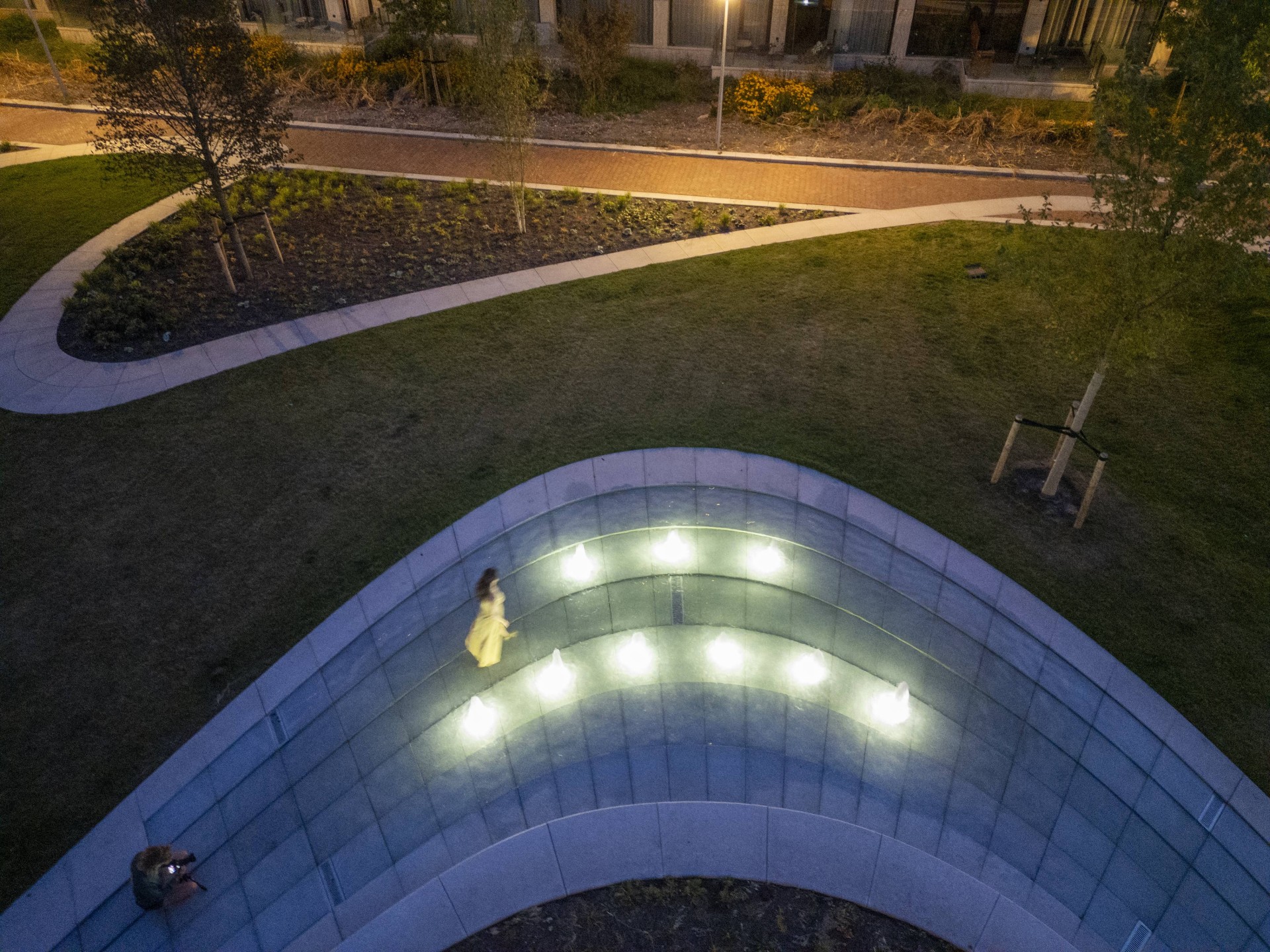 Buurtplein Overhoeks Amsterdam verlichte boog avond LED natuursteen fontein fonteinen maatwerk banden zitbanden 427 De verlichte natuurstenen boog bij de fontein op het Buurtplein in Overhoeks in de avond