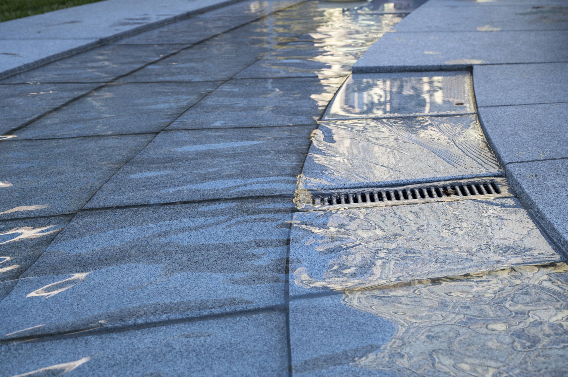 Waterlaag en goot van de fontein op het Buurtplein in Overhoeks, in graniet uitgevoerd