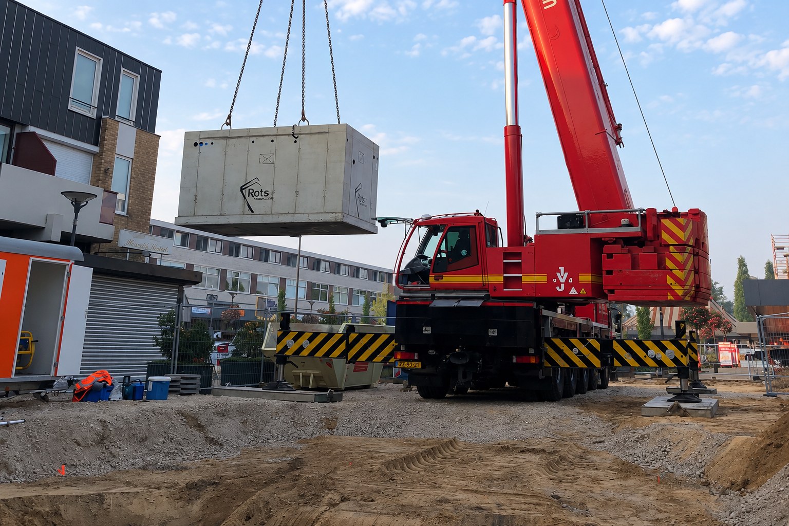 Een kraan plaatst de combikelder van de ijsberenfontein op het Callunaplein in Dieren