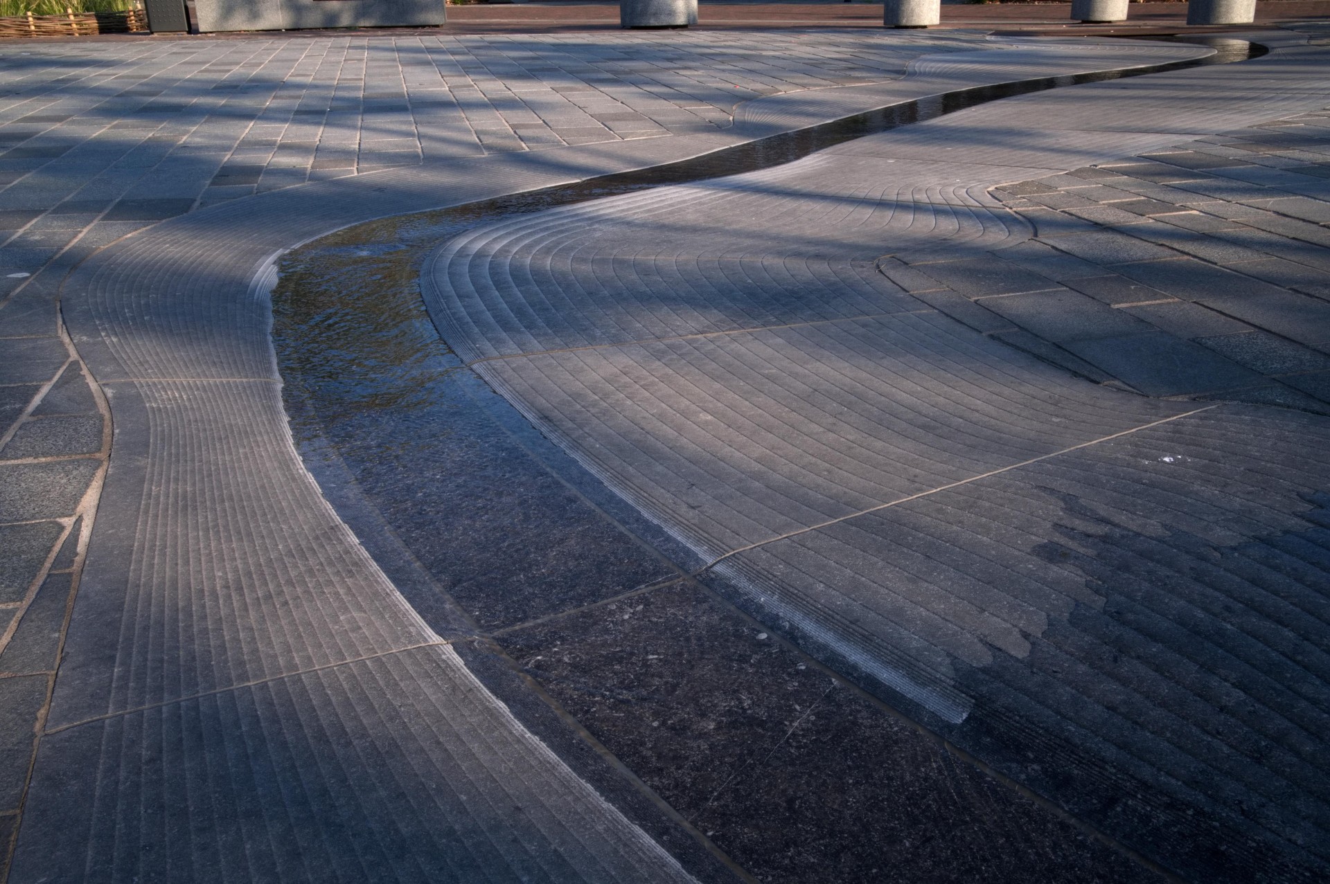 Panorama van de reliëfsteen met waterloop op het Louis Jansenplein in Cuijk