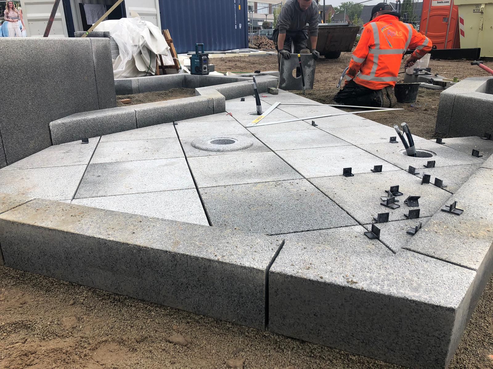 Fontein Dieren IJsberen natuursteen graniet aanleggen ijsschotsen renovatie uitvoering 205 Werkers leggen het natuursteen van de ijsschotsen aan bij de ijsberenfontein in Dieren