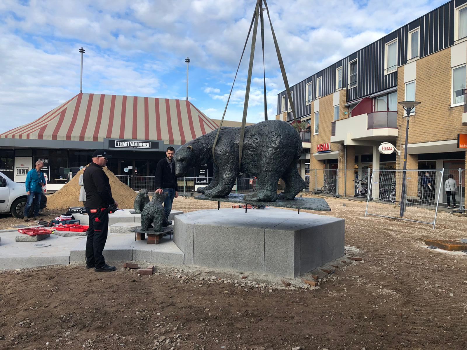 De bronzen ijsbeer wordt met een kraan teruggeplaatst op het Callunaplein in Dieren