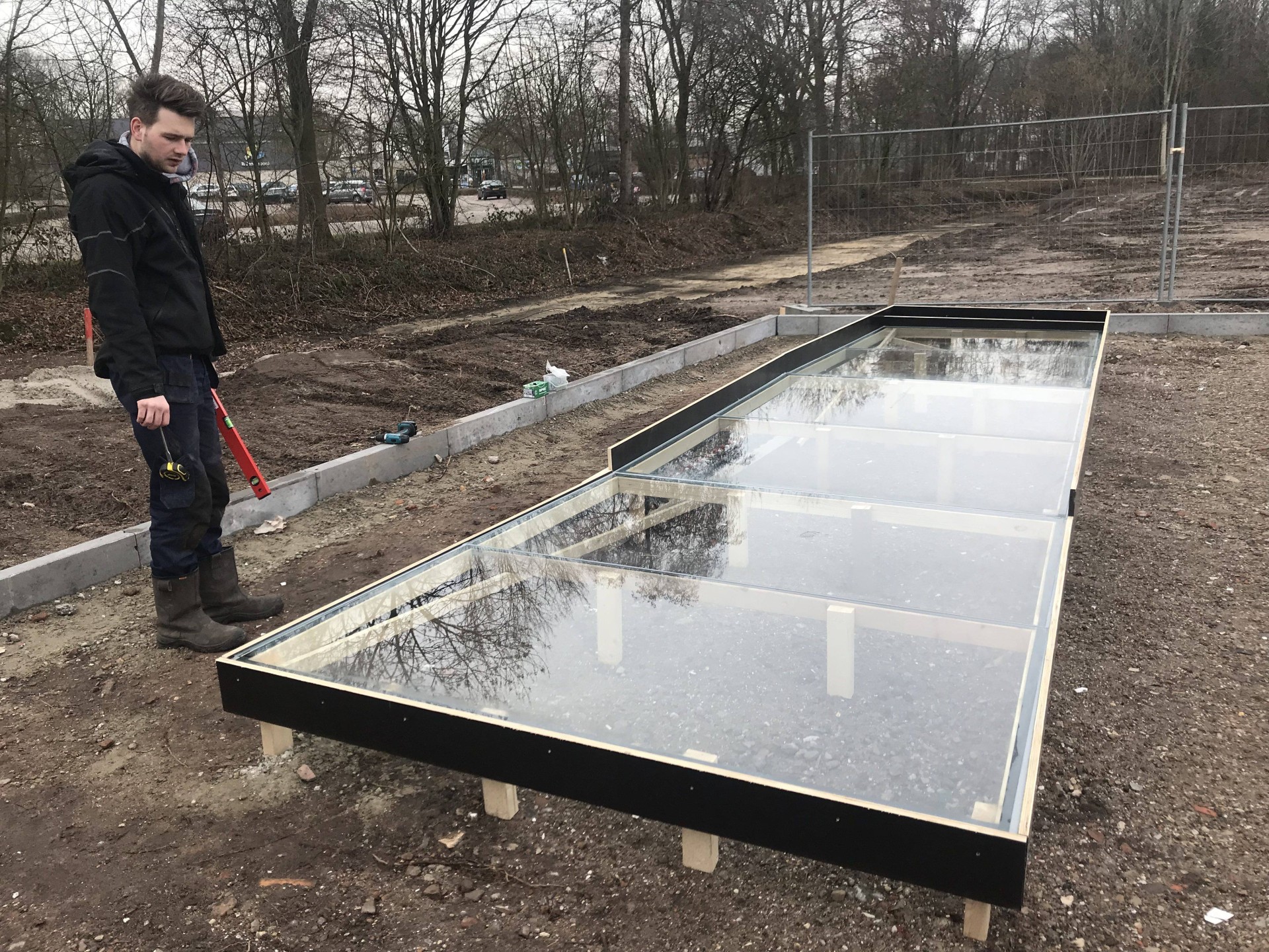 Glazen waterelement in opstelling bij het project Jonas in IJburg
