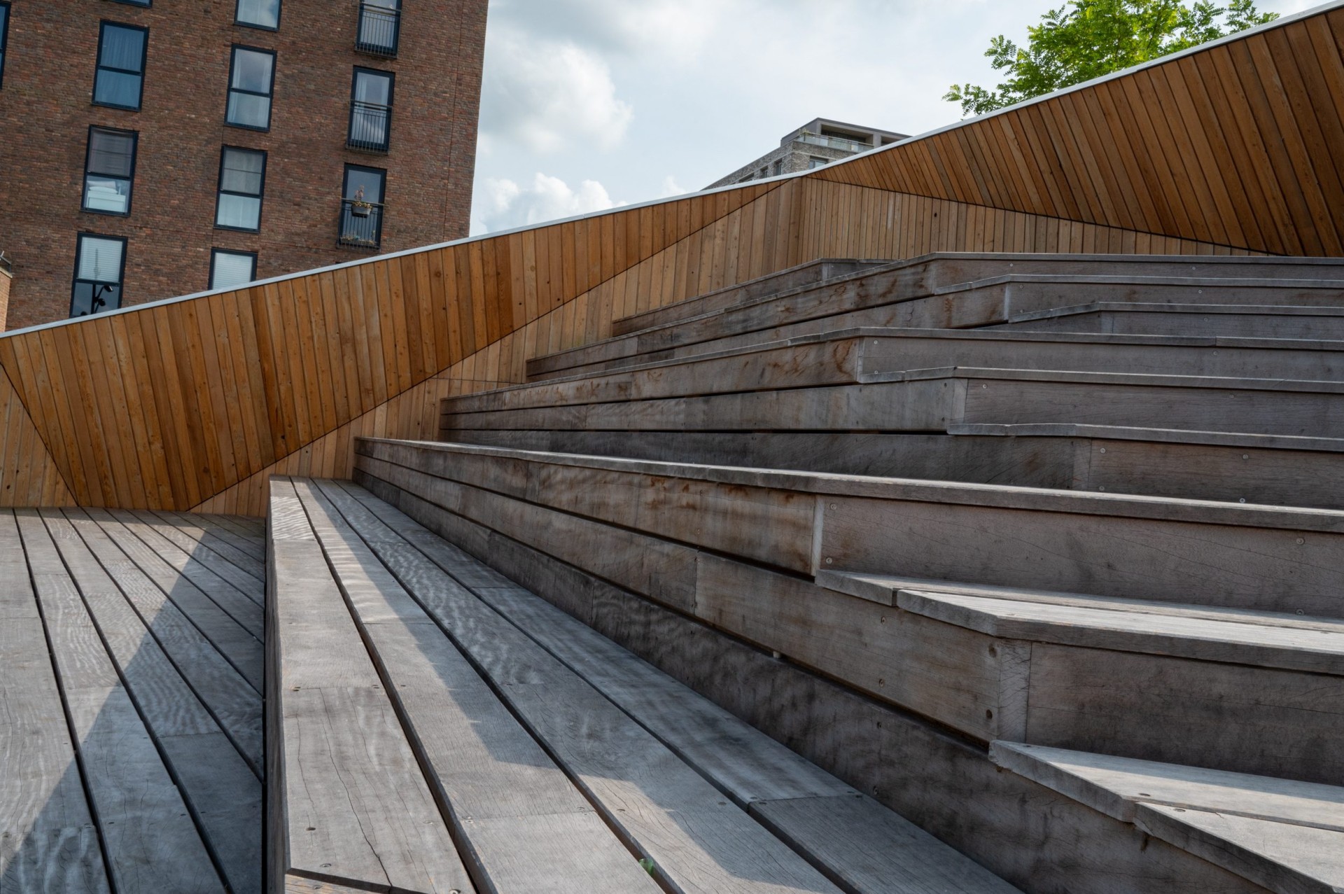 Detail van de houten trappen en vlonders van de tribune bij Jonas