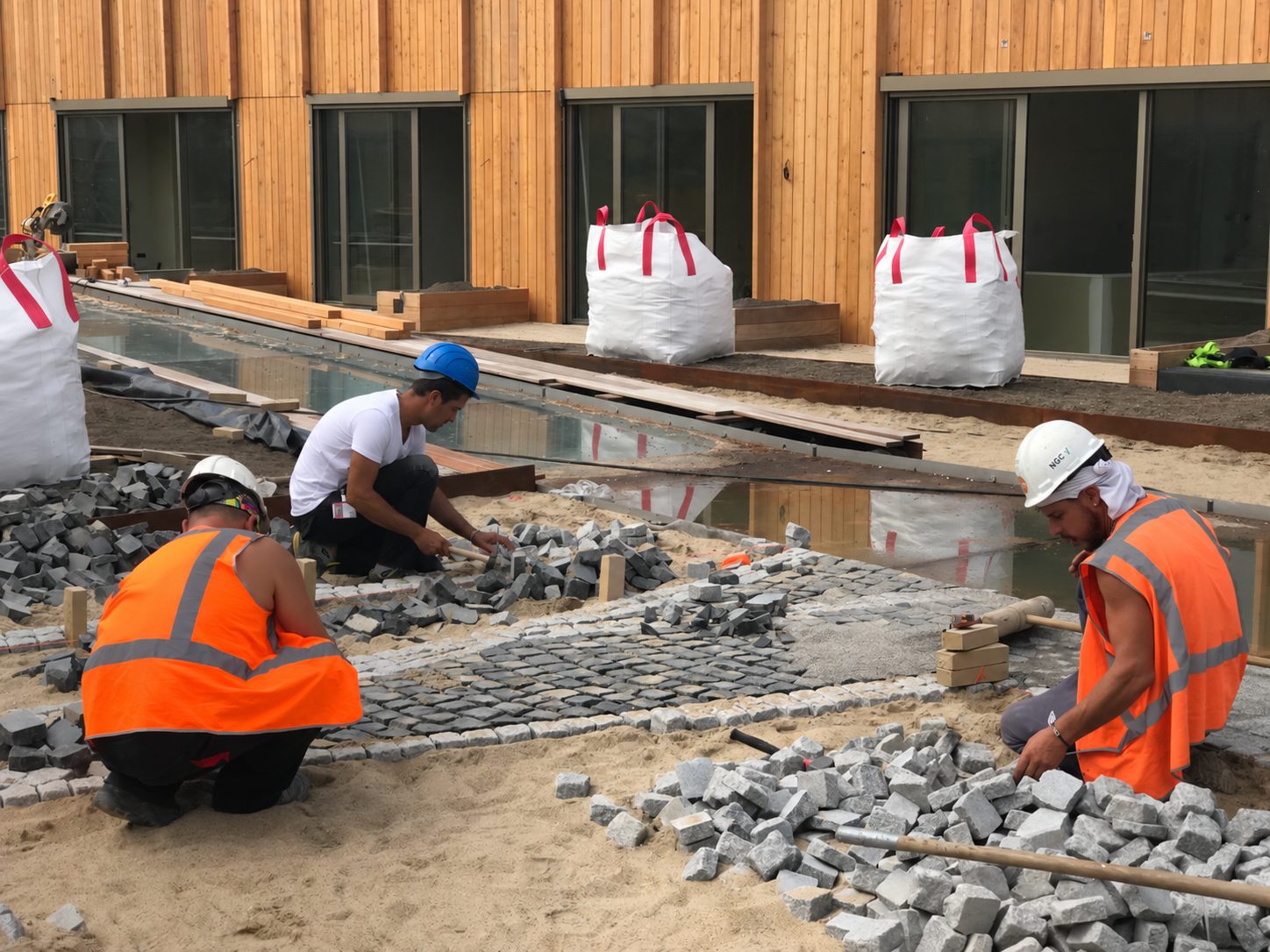 Jonas IJburg Amsterdam stratenmakers leggen natuursteen keitjes graniet waterelement dak ambacht Rots Maatwerk 56 Stratenmakers leggen natuursteen keitjes naast het waterelement op het dak van Jonas