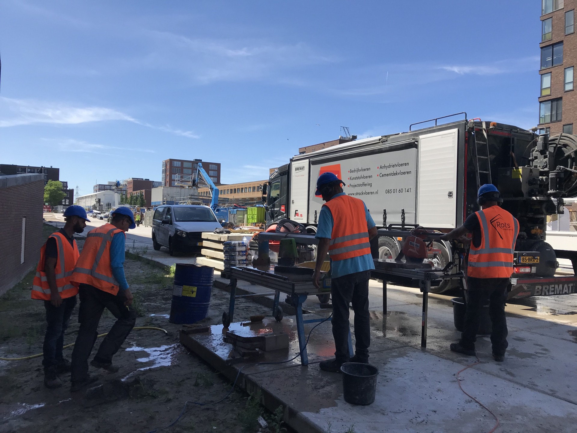 Jonas IJburg Amsterdam uitvoering bouwplaats monteurs Rots Maatwerk 57 Monteurs aan het werk op de bouwplaats van Jonas in IJburg