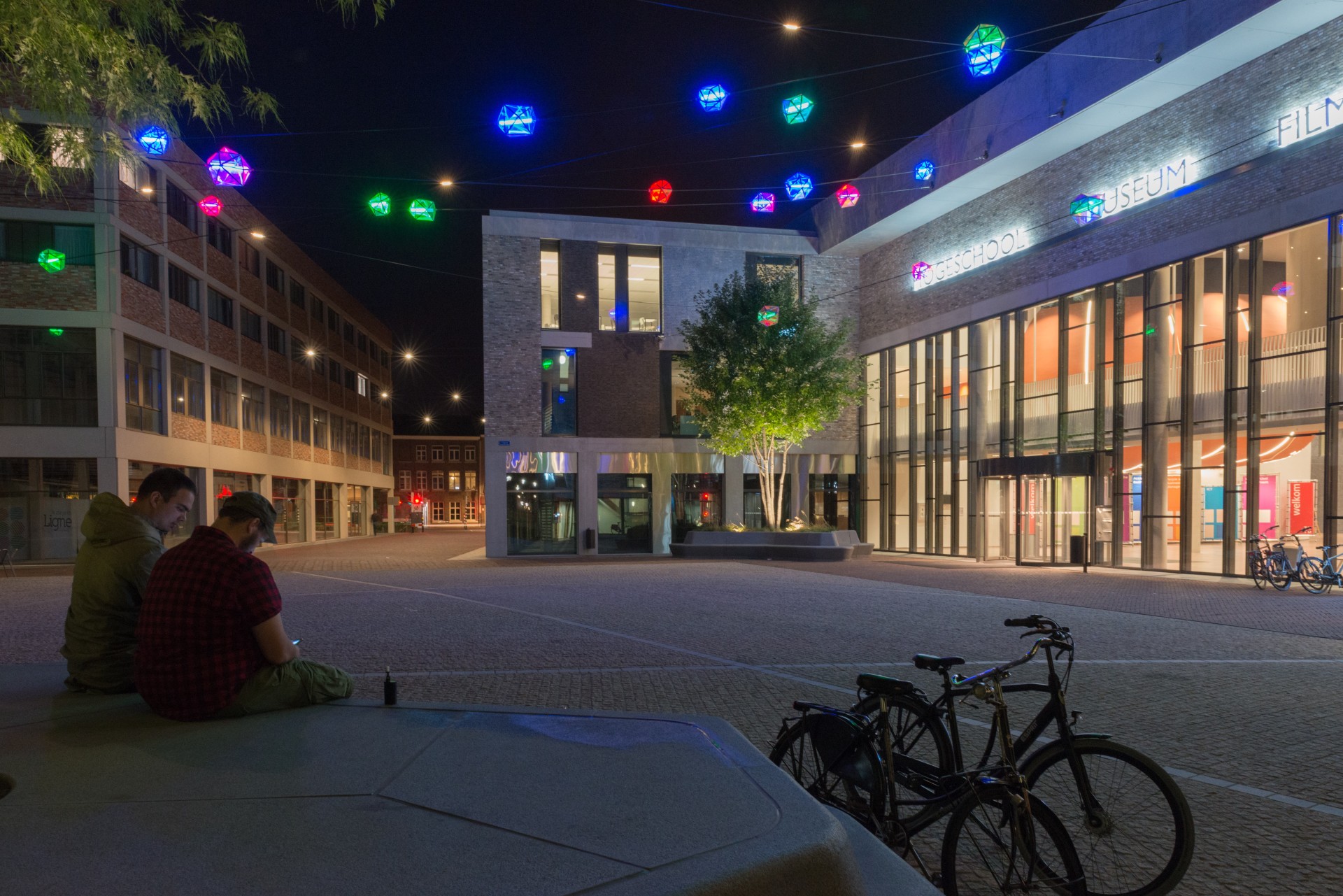 Ligne Sittard: verlicht plein bij avond met kleurrijke LED-kunstwerken boven het plein