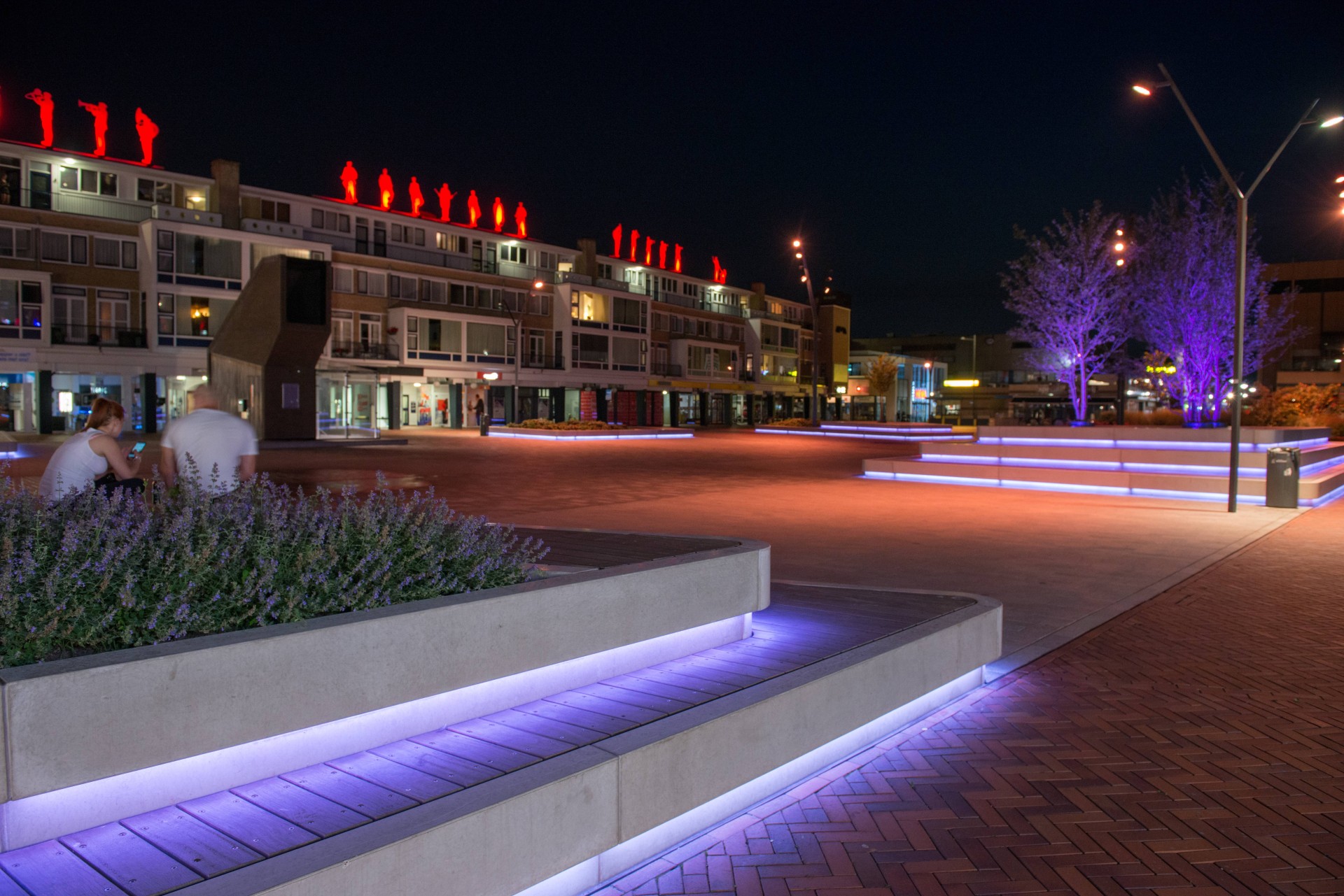 LED-verlichte trappen en zitbanden met beplanting op de Nieuwe Markt in Roosendaal in de avond