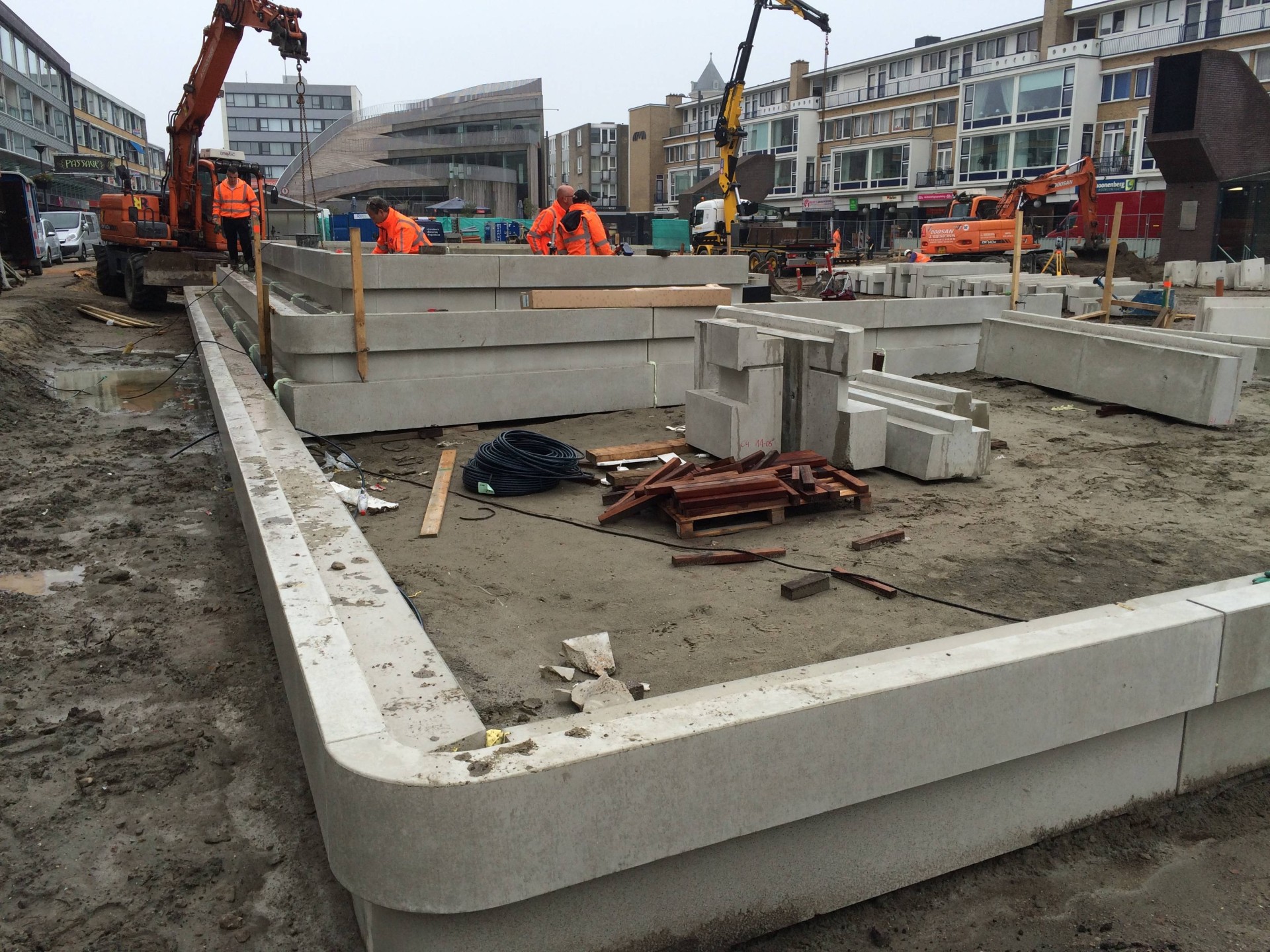 Aanleg van de maatwerk betonbanden voor de groene eilanden op de Nieuwe Markt in Roosendaal
