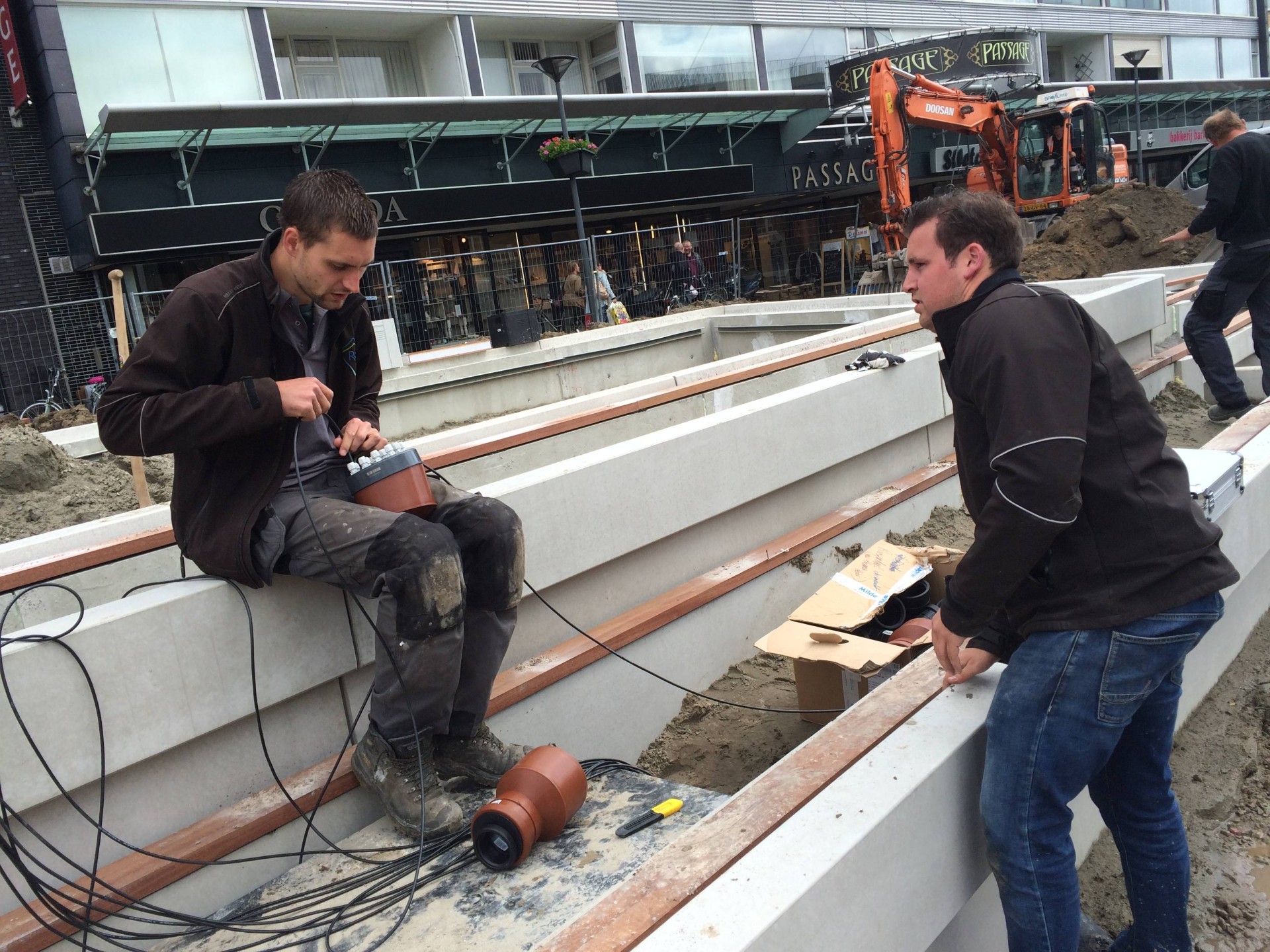 Nieuwe Markt Roosendaal monteurs werken aan LED bekabeling in betonband aanleg 118 Monteurs werken aan de LED-bekabeling in een betonband op de Nieuwe Markt in Roosendaal