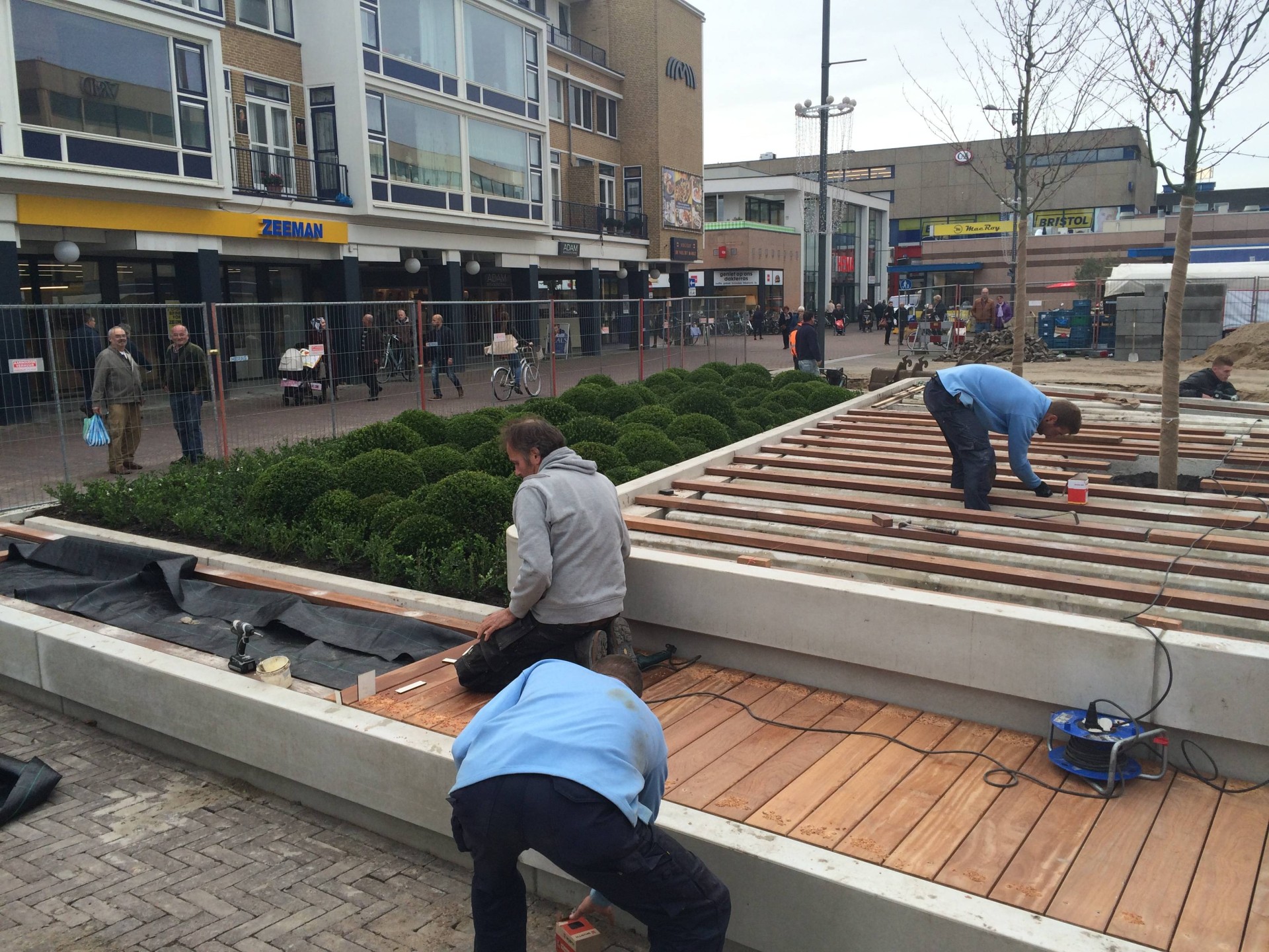 Nieuwe Markt Roosendaal plaatsen hardhout vlonders op betonband aanleg 119 Hardhouten vlonders worden op een betonband geplaatst op de Nieuwe Markt in Roosendaal
