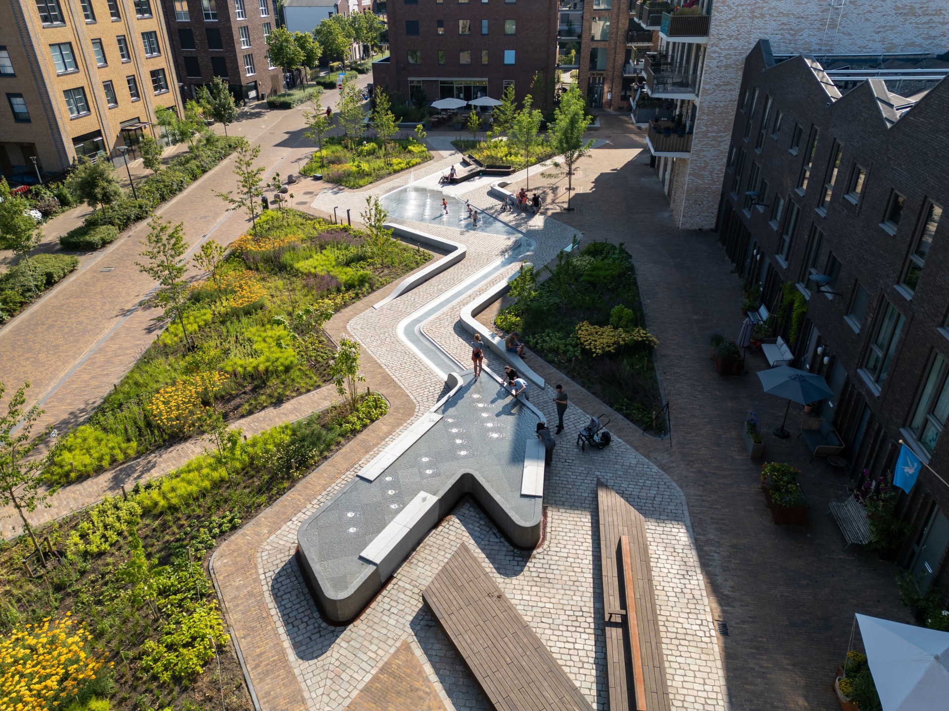 Noorderhaven Zutphen vanuit de lucht: waterelement tussen bestrating, beplanting en woningen