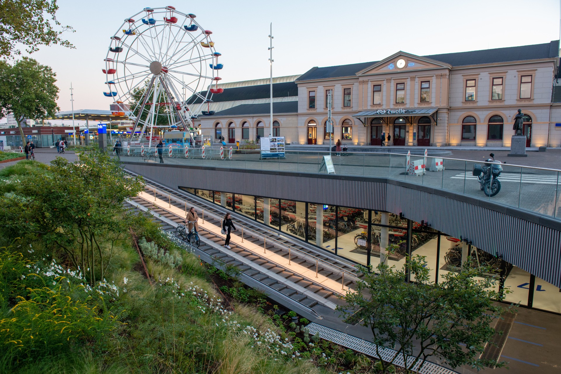 Stationsplein Zwolle: groene helling, fietsenstalling en stationsgebouw aan de ontworpen openbare ruimte