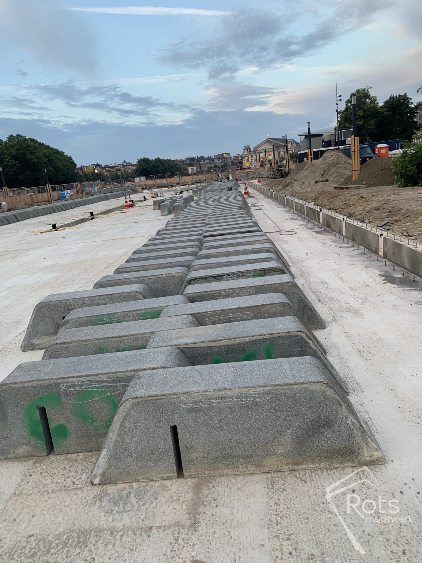 natuursteen randblokken _ museumplein Amsterdam waterspiegel