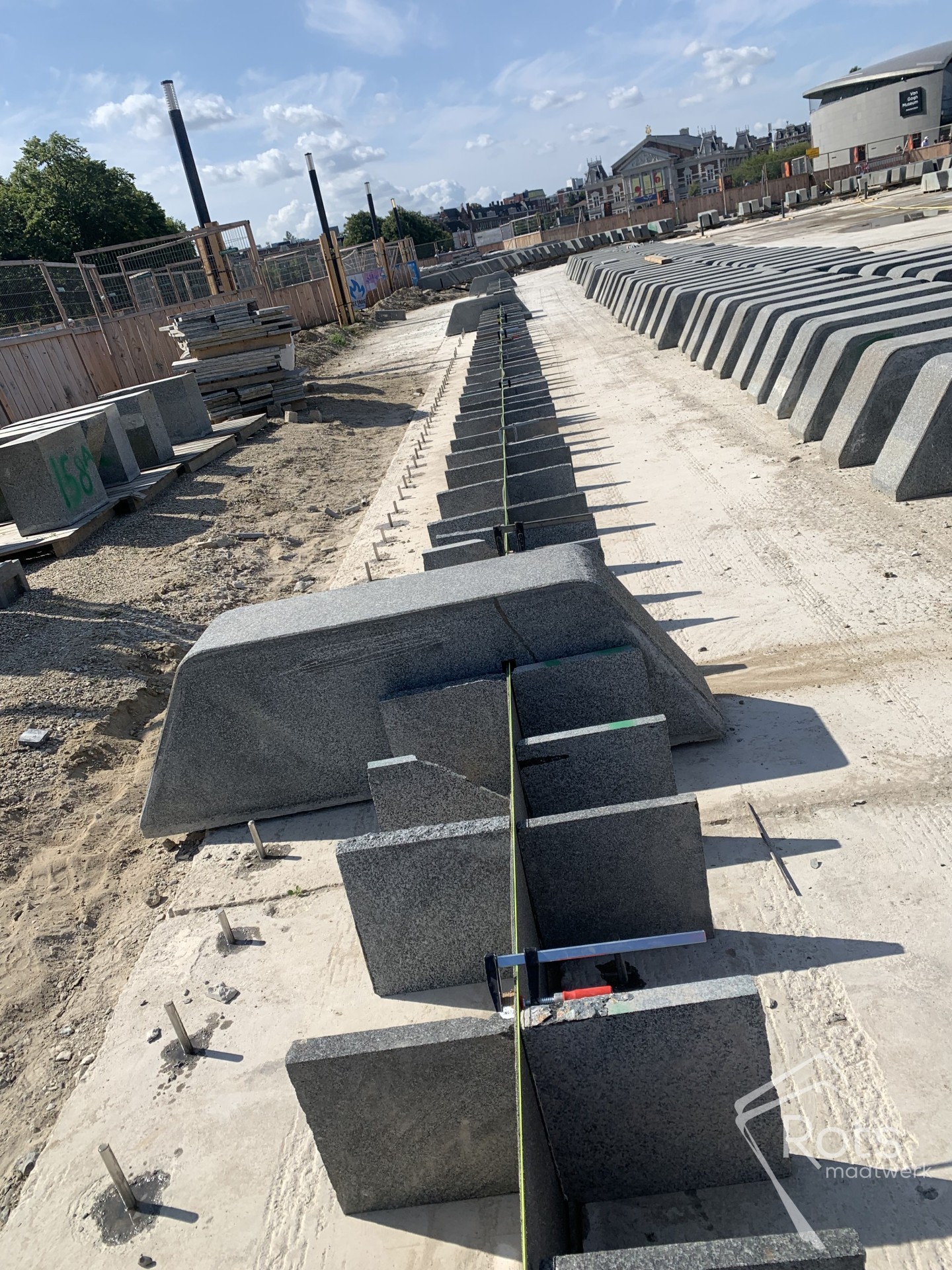 natuursteen randblokken _ museumplein Amsterdam waterspiegel