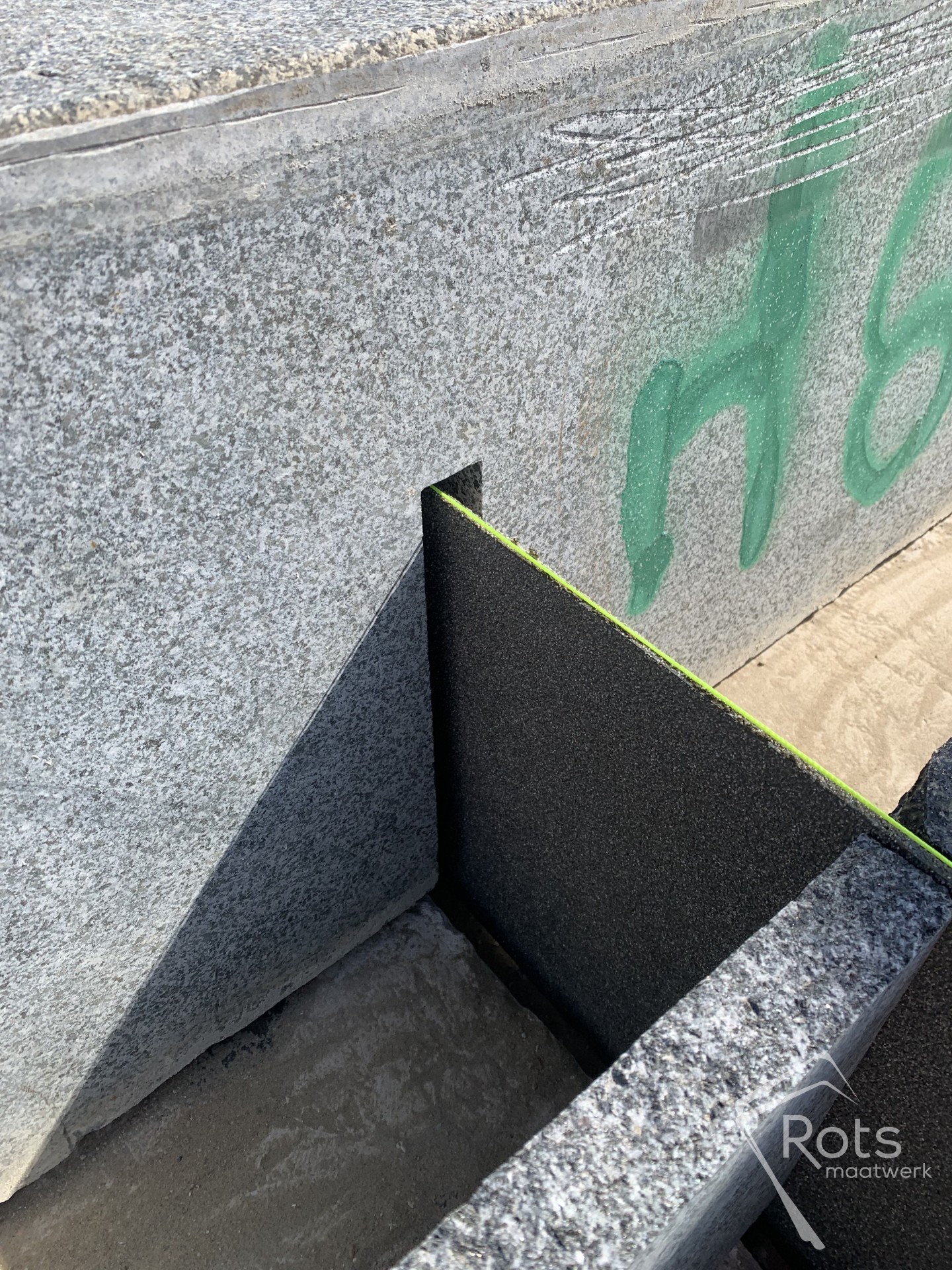 natuursteen randblokken _ museumplein Amsterdam waterspiegel